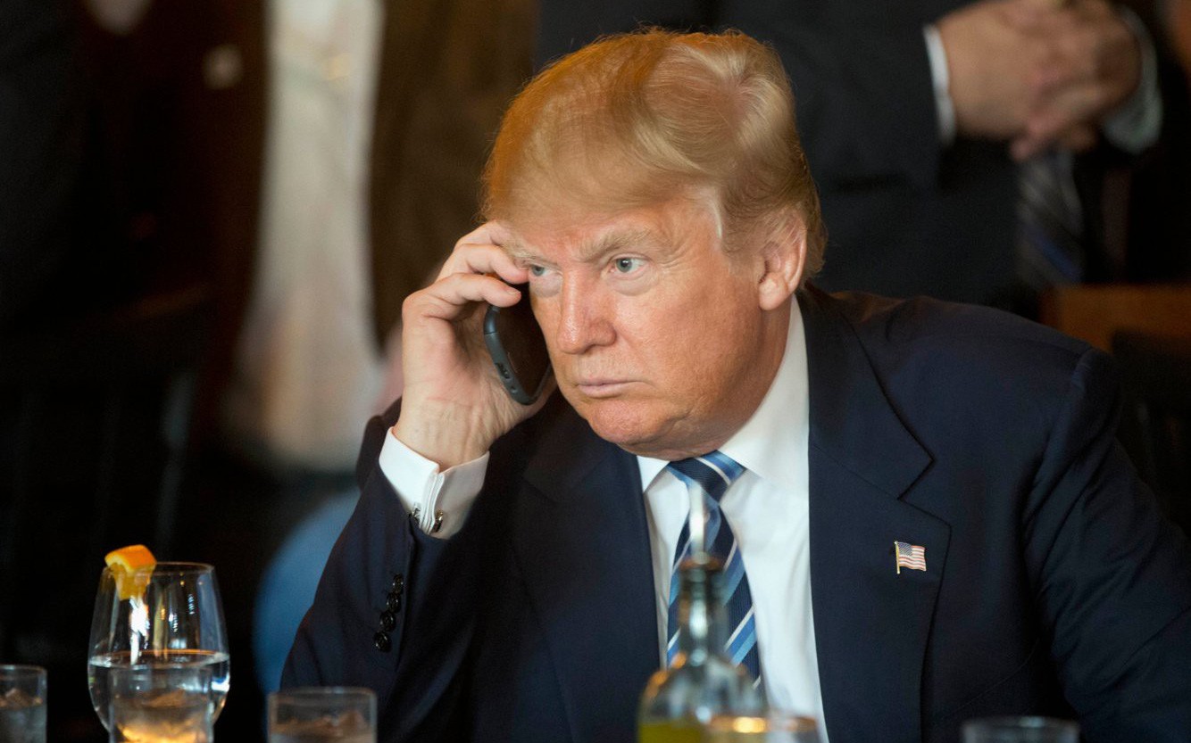 Bỏ ngoài tai cảnh báo của tình báo, ông Trump tiếp tục dùng iPhone cá nhân để liên lạc, bất chấp nguy cơ bị gián điệp Trung Quốc nghe lén