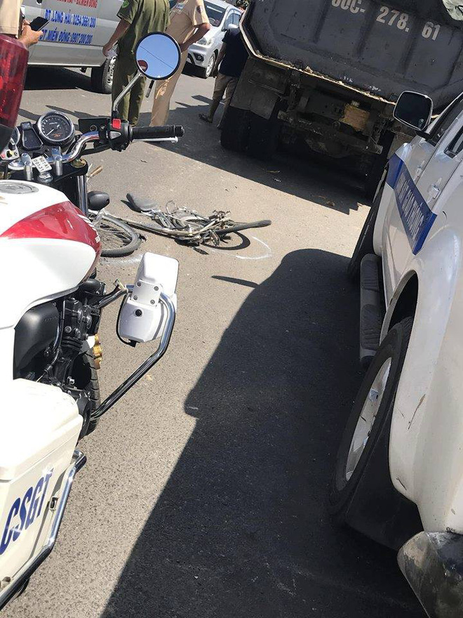 clip xe tai lao toc do ban tho va cu va dinh menh voi doi hoc sinh dap co sang duong