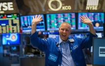 dow jones phuc hoi hon 400 diem sau phien sut giam tham hai tin hieu tot cho chung khoan chau a