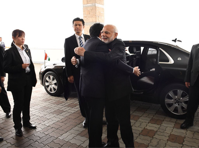 ong abe lan dau khoe nha rieng sang trong ong modi hoc cach dung dua kieu nhat