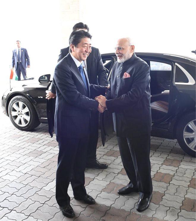 ong abe lan dau khoe nha rieng sang trong ong modi hoc cach dung dua kieu nhat