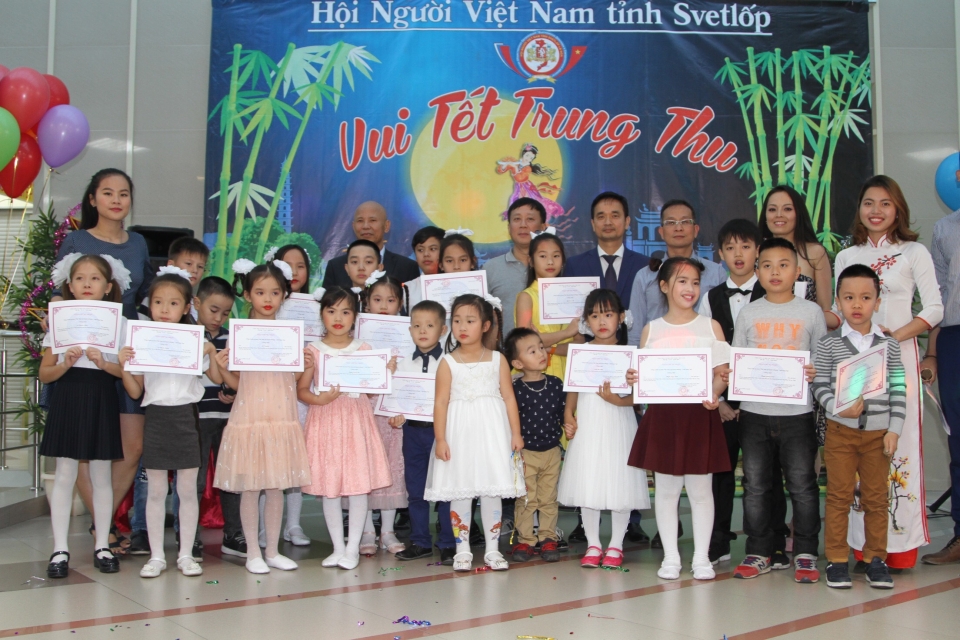 dua tieng viet den voi con em cong dong tai ekaterinburg