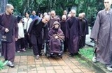 hue thien su thich nhat hanh ve chua tu hieu an duong