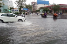 khong khi lanh tang cuong gay mua lu o trung trung bo
