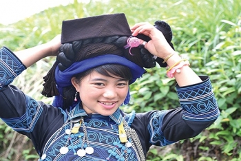Phụ nữ Hà Nhì dùng tóc giả làm đẹp