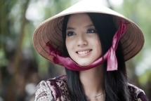 sao trung khoe ve dep voi ao dai non la viet