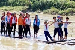 hoc sinh mao hiem du day qua song