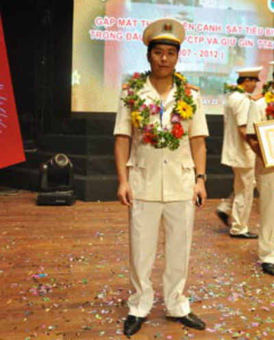 con trai chu tich ubnd tphcm lam pgd cong an dong nai o tuoi 33