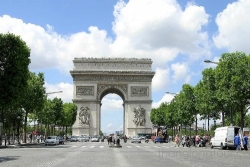 phap in tranh giai thich voi tre em ve vu khung bo paris