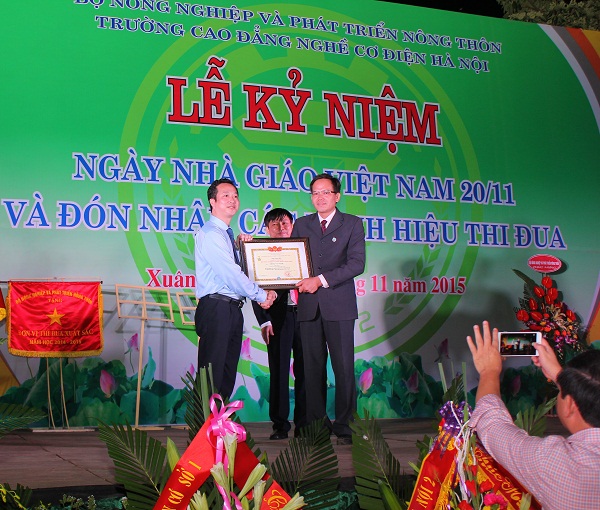 truong cd nghe co dien ha noi don nhan nhieu danh hieu thi dua nam 2015
