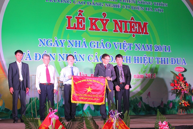 truong cd nghe co dien ha noi don nhan nhieu danh hieu thi dua nam 2015