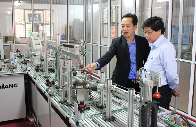 truong cd nghe co dien ha noi don nhan nhieu danh hieu thi dua nam 2015