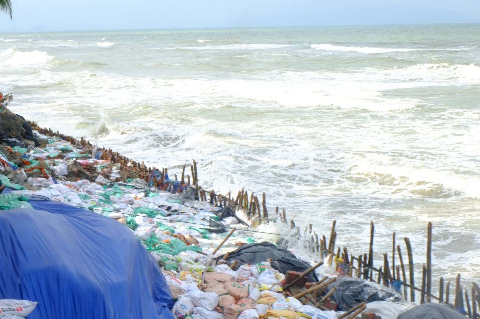 du lich hoi an bi ton thuong nang vi song lon