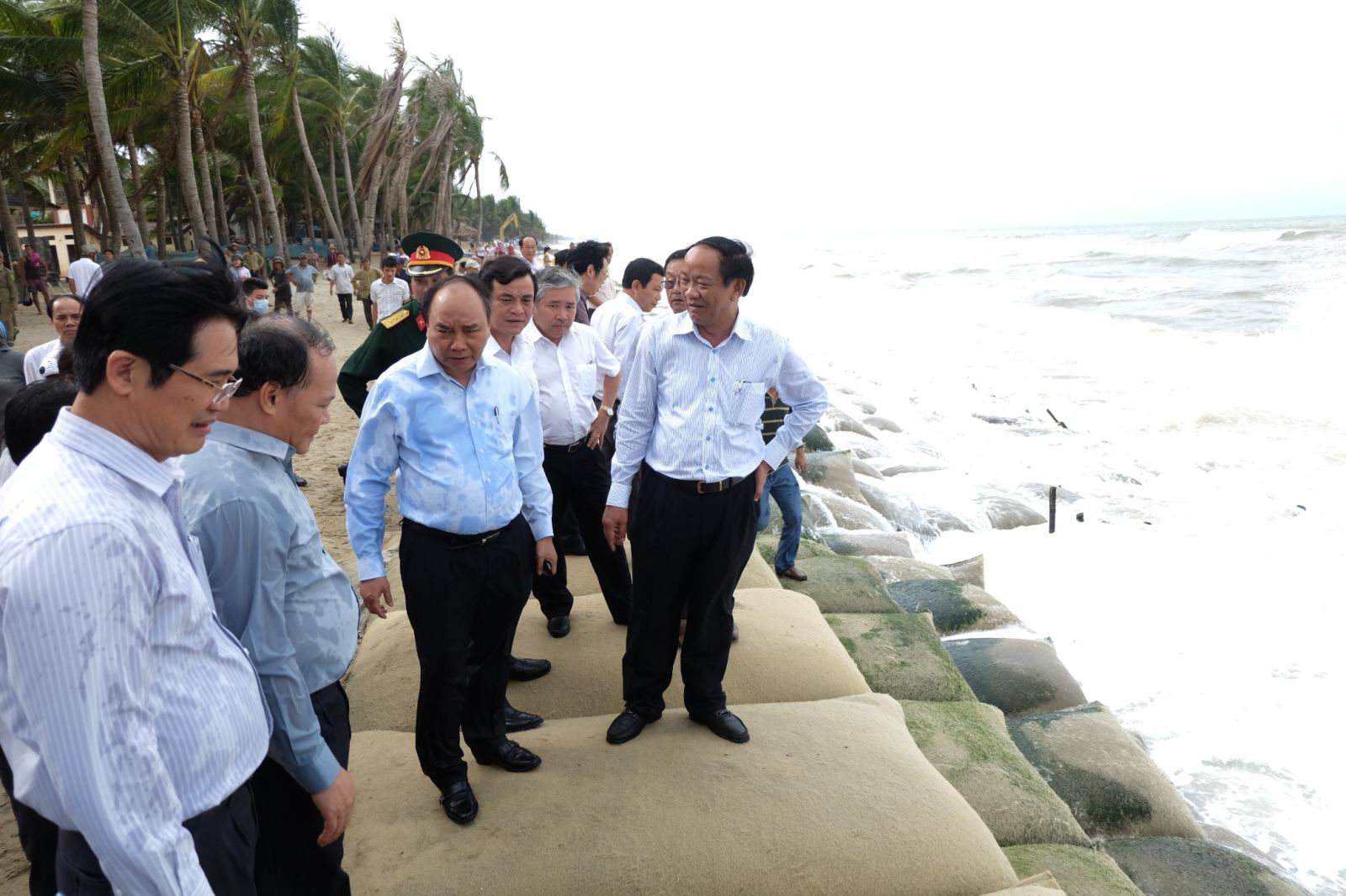 du lich hoi an bi ton thuong nang vi song lon