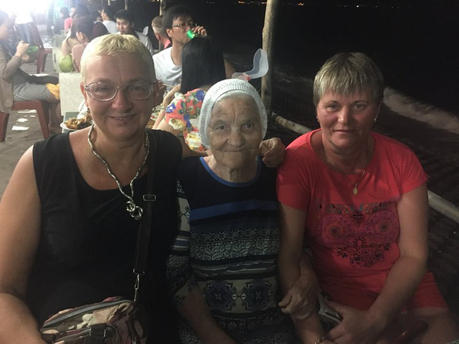 cu ba nguoi nga 89 tuoi di du lich mot minh o viet nam