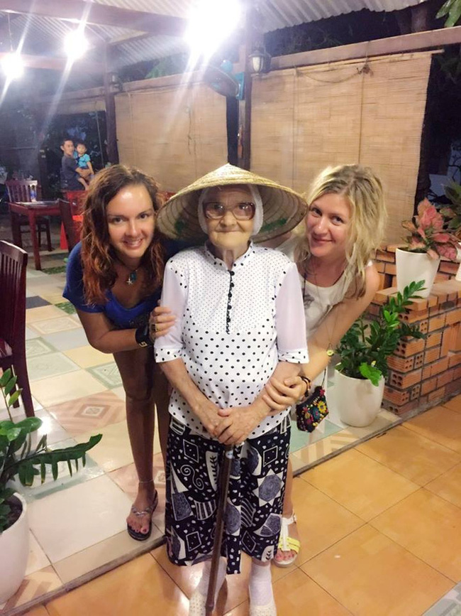 cu ba nguoi nga 89 tuoi di du lich mot minh o viet nam