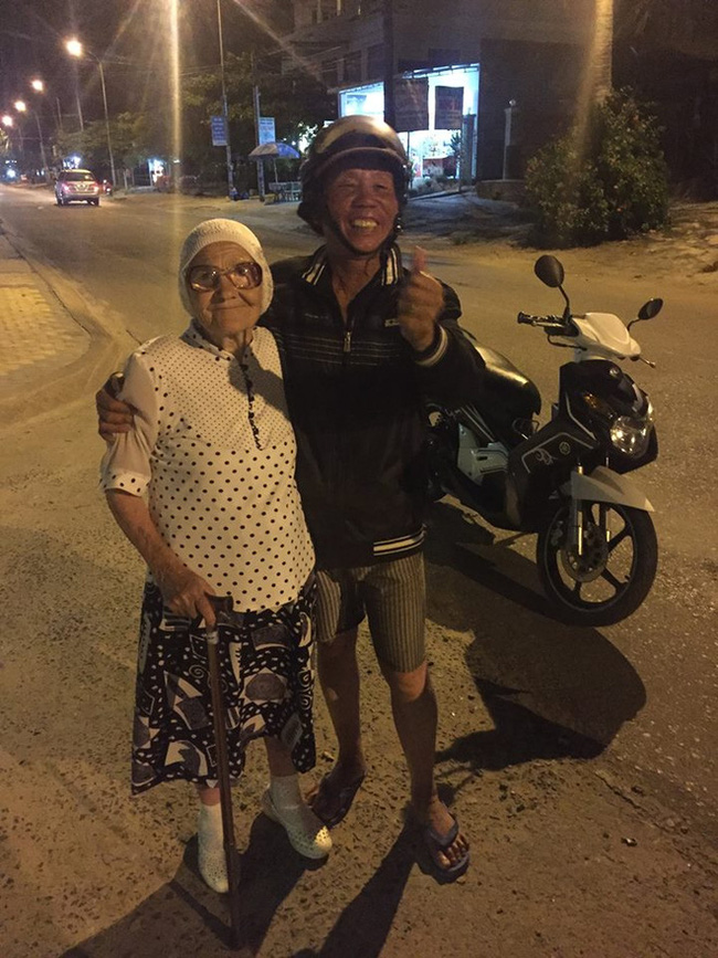 cu ba nguoi nga 89 tuoi di du lich mot minh o viet nam