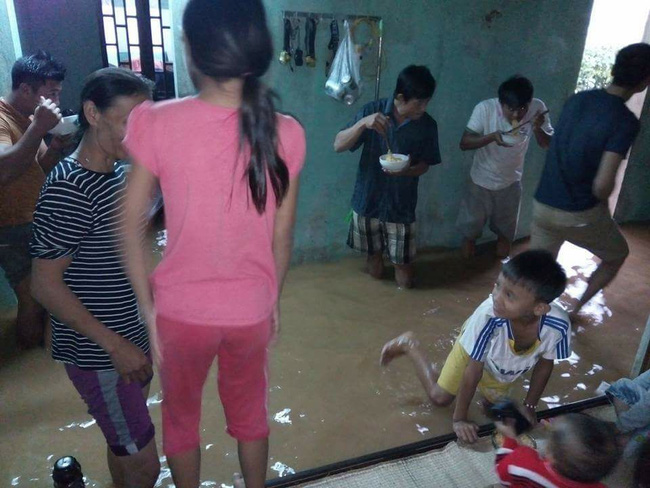 bat mi tom va bua an voi vang trong can nha ngap o quang binh khien nhieu nguoi nghen ngao