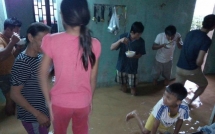 bat mi tom va bua an voi vang trong can nha ngap o quang binh khien nhieu nguoi nghen ngao