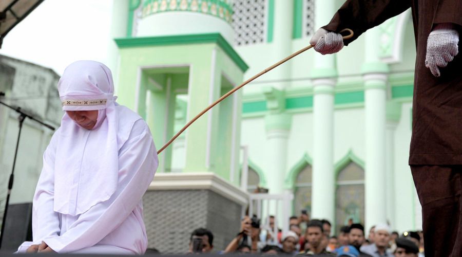 thieu nu indonesia bi phat chi vi dung qua gan ban trai