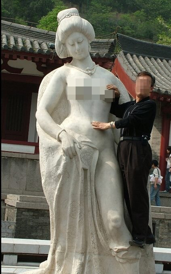 choang voi hanh vi sam so nguoi va hien vat cua du khach trung quoc khi di du lich