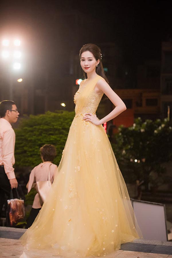 hoa hau do my linh va dieu do trong cach an mac