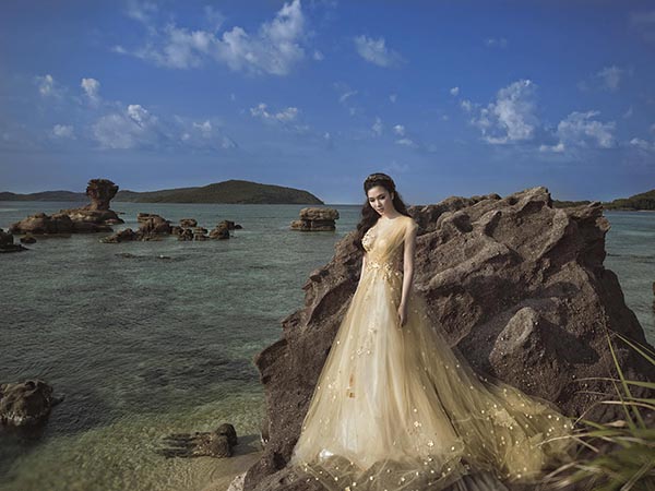 hoa hau do my linh va dieu do trong cach an mac