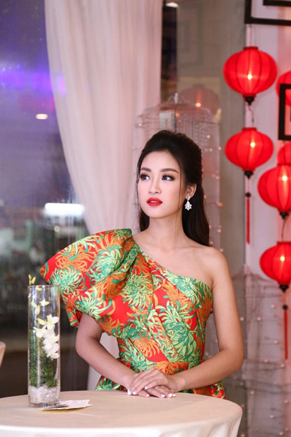 hoa hau do my linh va dieu do trong cach an mac