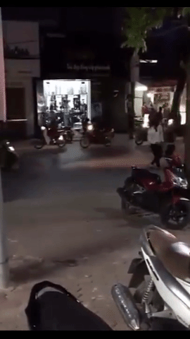 chang trai nho nhat nam bi ban gai danh khong thuong tiec giua pho
