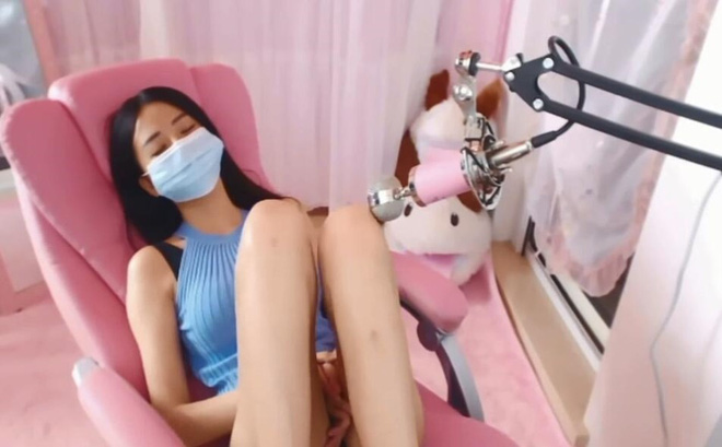 chi ngoi lac dui mat che kin khau trang co gai van kiem tien de hon tro ban tay