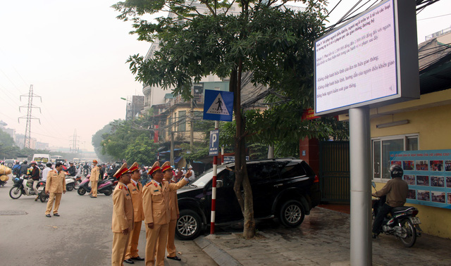 ha noi lap 15 man hinh led tuyen truyen giao thong