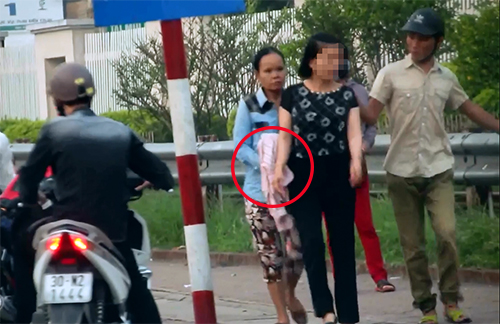 ha noi bi ba t qua tang da n ca nh mo c tu i truo c co ng bv ba ch mai nguoi phu nu nam ra duong lot quan an va