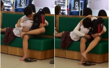 cap doi hoc sinh cap 3 gay soc voi hanh dong au yem giua trung tam thuong mai