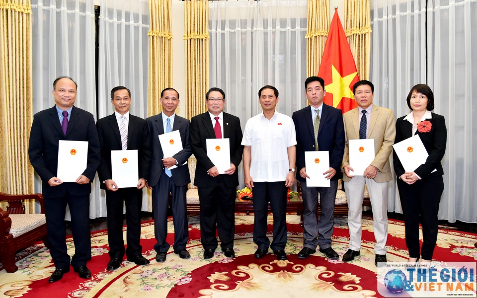 bo ngoai giao bo nhiem dieu dong them 2 can bo