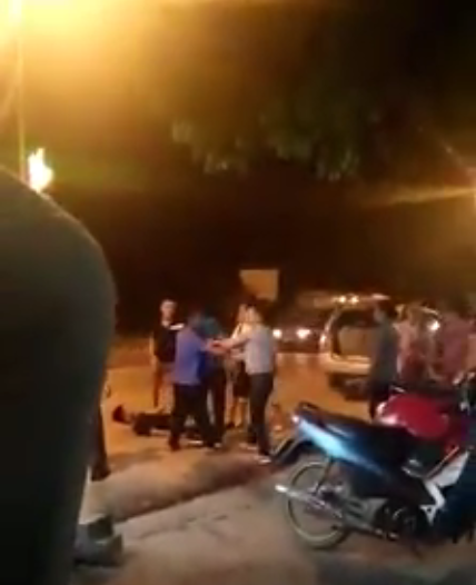 thanh nien danh da man lai xe cua chau viet cuong xuong ha noi xin loi