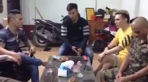 thanh nien danh da man lai xe cua chau viet cuong xuong ha noi xin loi