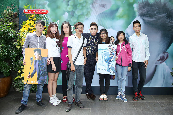 hoang ton van thoai mai xuat hien voi guong mat hong do phau thuat tham my