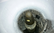 dem nguoc thoi gian xuong dia nguc tan tong thong trump co may phut de bam nut