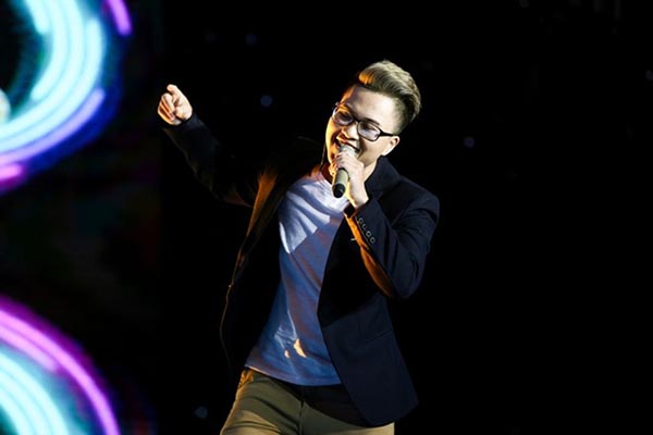 he lo anh luc chua chuyen gioi cua giong ca nam gay sot voi ca khuc ong ba anh