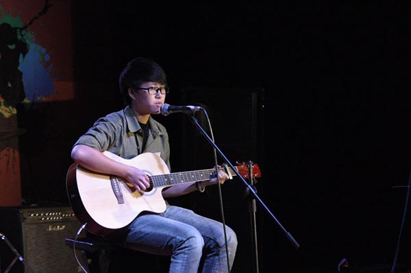 he lo anh luc chua chuyen gioi cua giong ca nam gay sot voi ca khuc ong ba anh