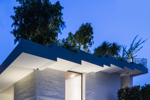 hoans hanging garden khu vuon doc dao toa lac tren mai nha do kien truc su viet nhat hop tac thiet ke