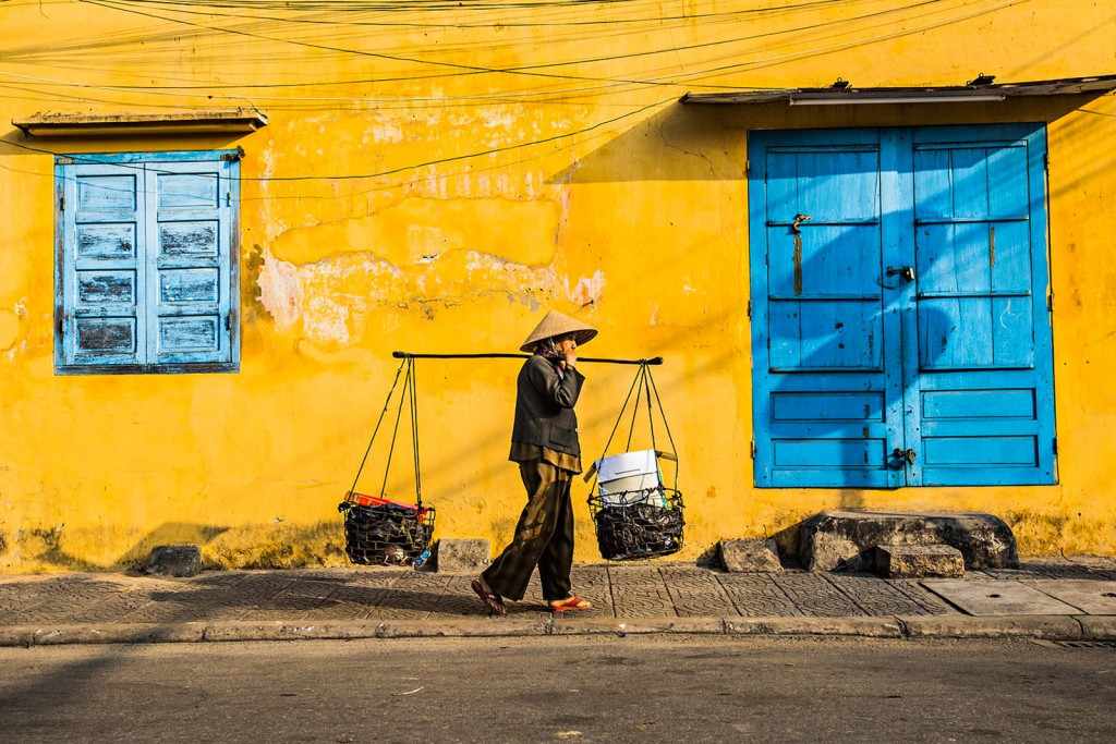 pho co hoi an ruc ro sac vang tren bao anh