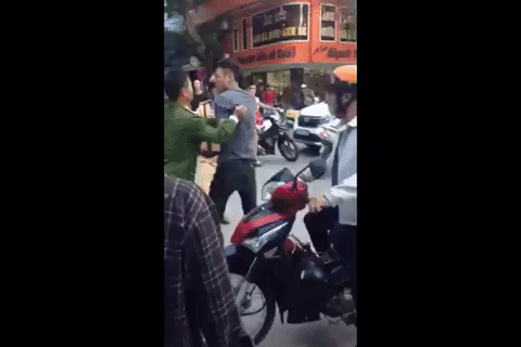 bi dung xe do khong doi mu bao hiem thanh nien manh dong danh csgt