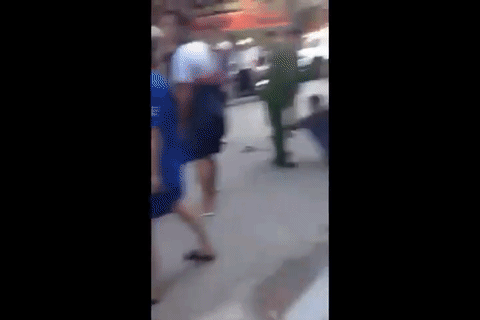 bi dung xe do khong doi mu bao hiem thanh nien manh dong danh csgt