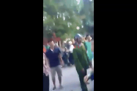 bi dung xe do khong doi mu bao hiem thanh nien manh dong danh csgt