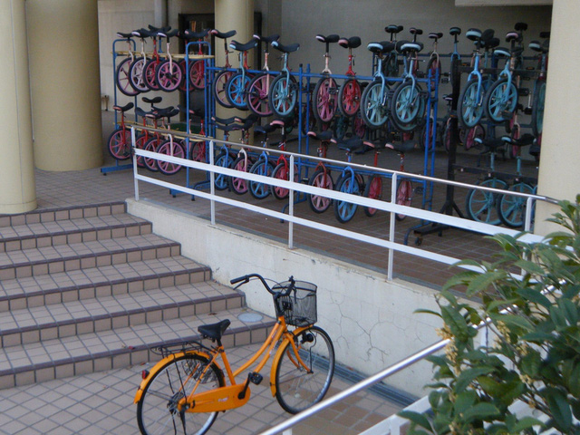 nguoi nhat giao duc tre em tu lap bang cach di xe dap mot banh tai sao lai the