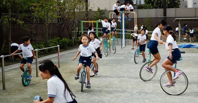 nguoi nhat giao duc tre em tu lap bang cach di xe dap mot banh tai sao lai the