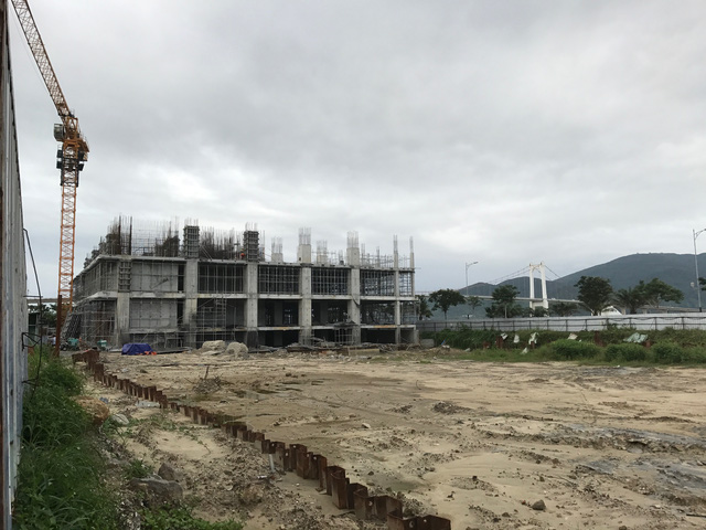 can canh cong trinh cao oc thuong mai do so khong phep ngay giua trung tam thanh pho da nang