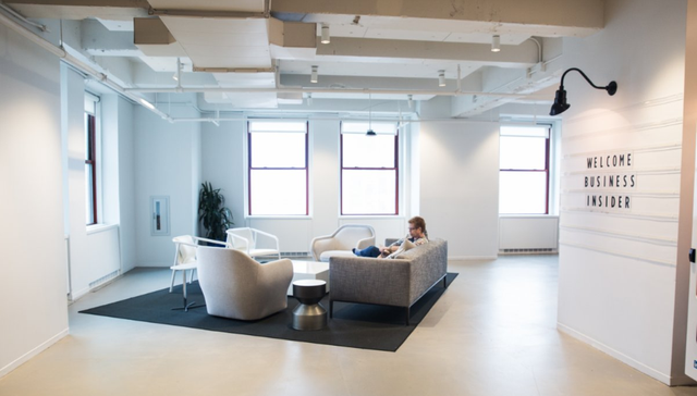 uoc mo cua nhan vien van phong day co phai khong tru so linkedin tri gia 23 ty usd co ca rap chieu phim cho nhan vien