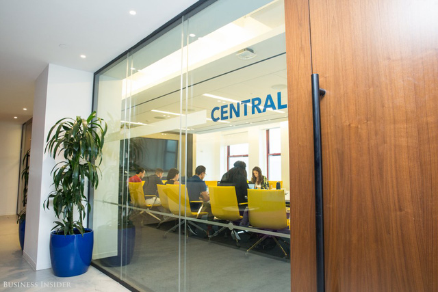 uoc mo cua nhan vien van phong day co phai khong tru so linkedin tri gia 23 ty usd co ca rap chieu phim cho nhan vien